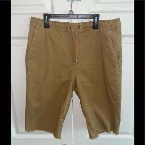 Flexible Khaki knee length slim shorts.